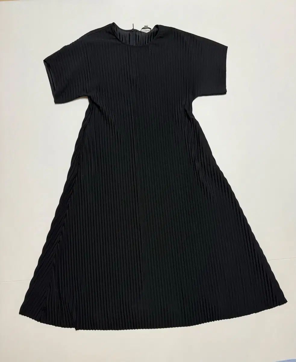 COS プリーツ ロング丈ワンピース