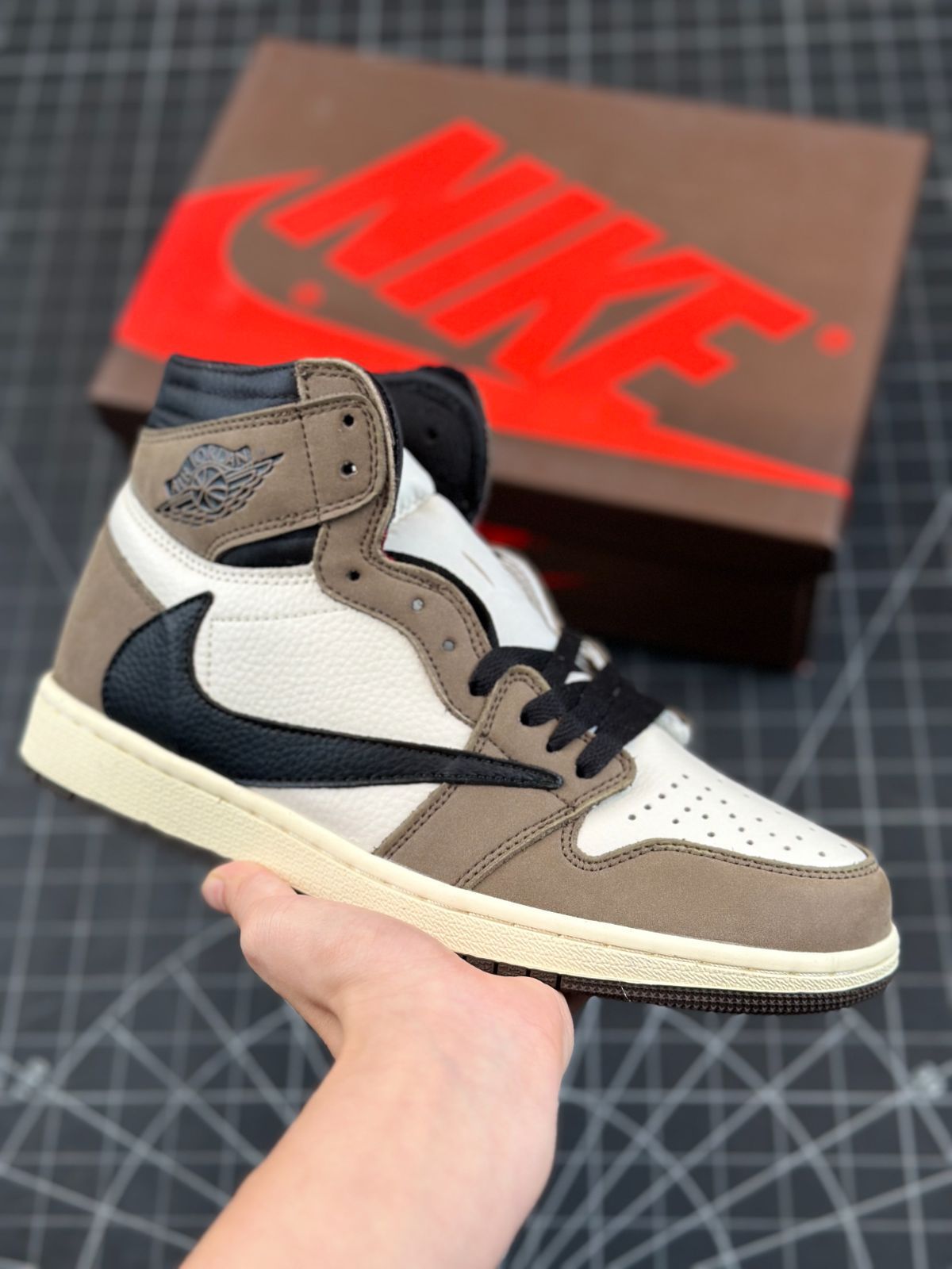 ナイキ AIR JORDAN 1 × TRAVIS SCOTT