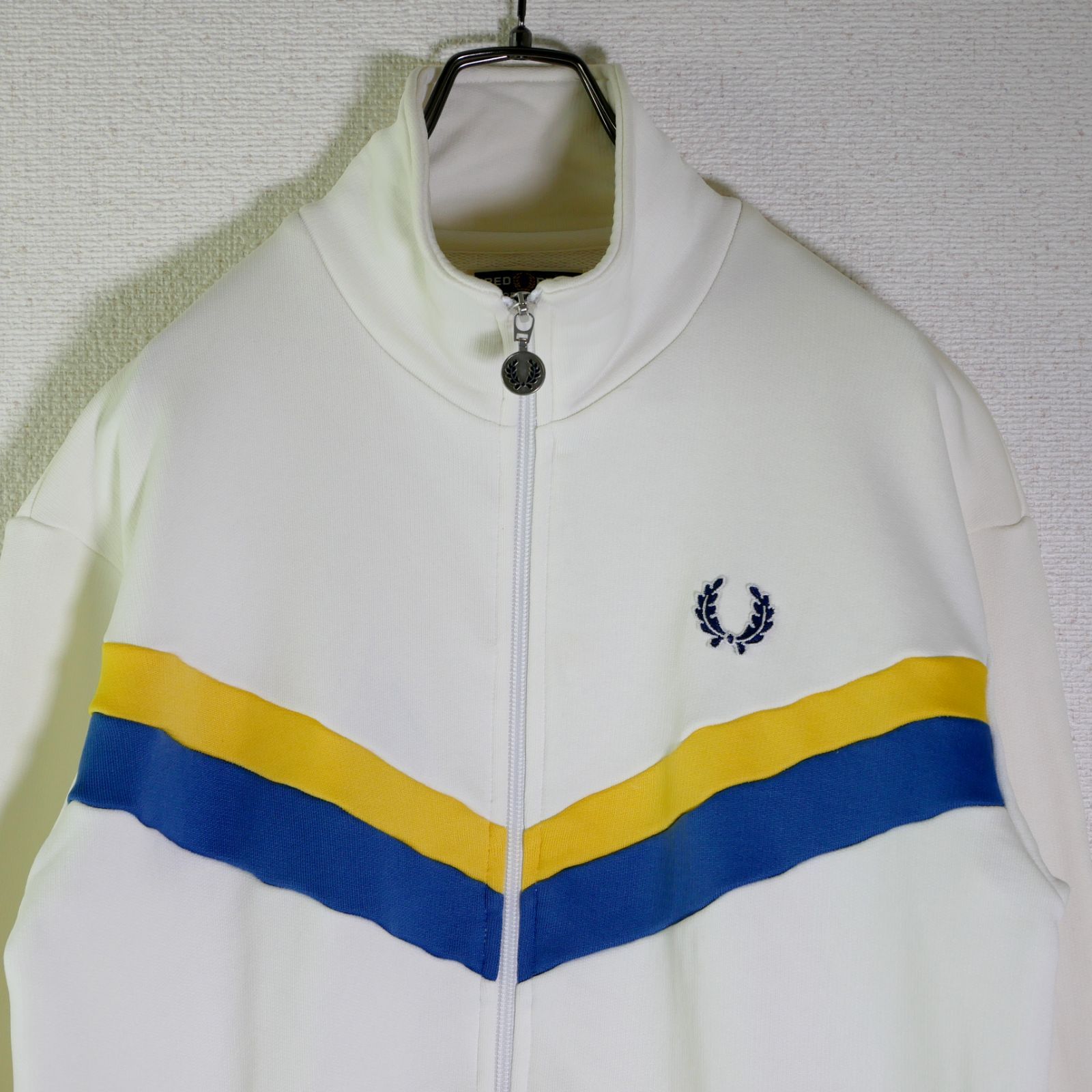 FRED PERRY OFF-WHITEカラー King Gnu 新井和輝着用MODEL Track JKT