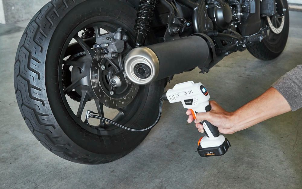 アイリスオーヤマ 共通バッテリーシリーズ 電動空気入れ コードレス 自転車 自動車タイヤ可 バッテリー付属 10.8V 空気圧測定機能付 オートストップ機能付 ホワイト IRIS OHYAMA JAC10 BRIGHTFACE_UK