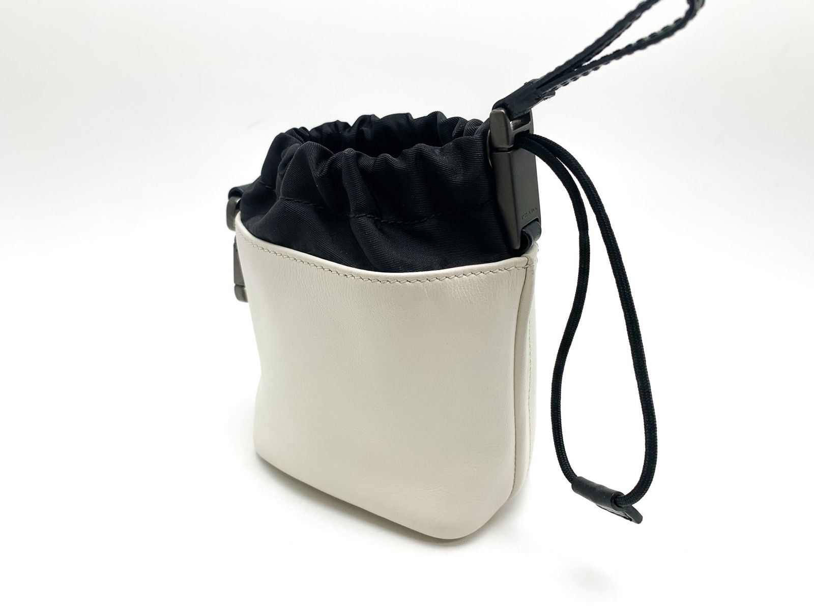 PRADA プラダ 白 ホワイト レザー ミニ巾着ポーチ 化粧ポーチ 2TL386 