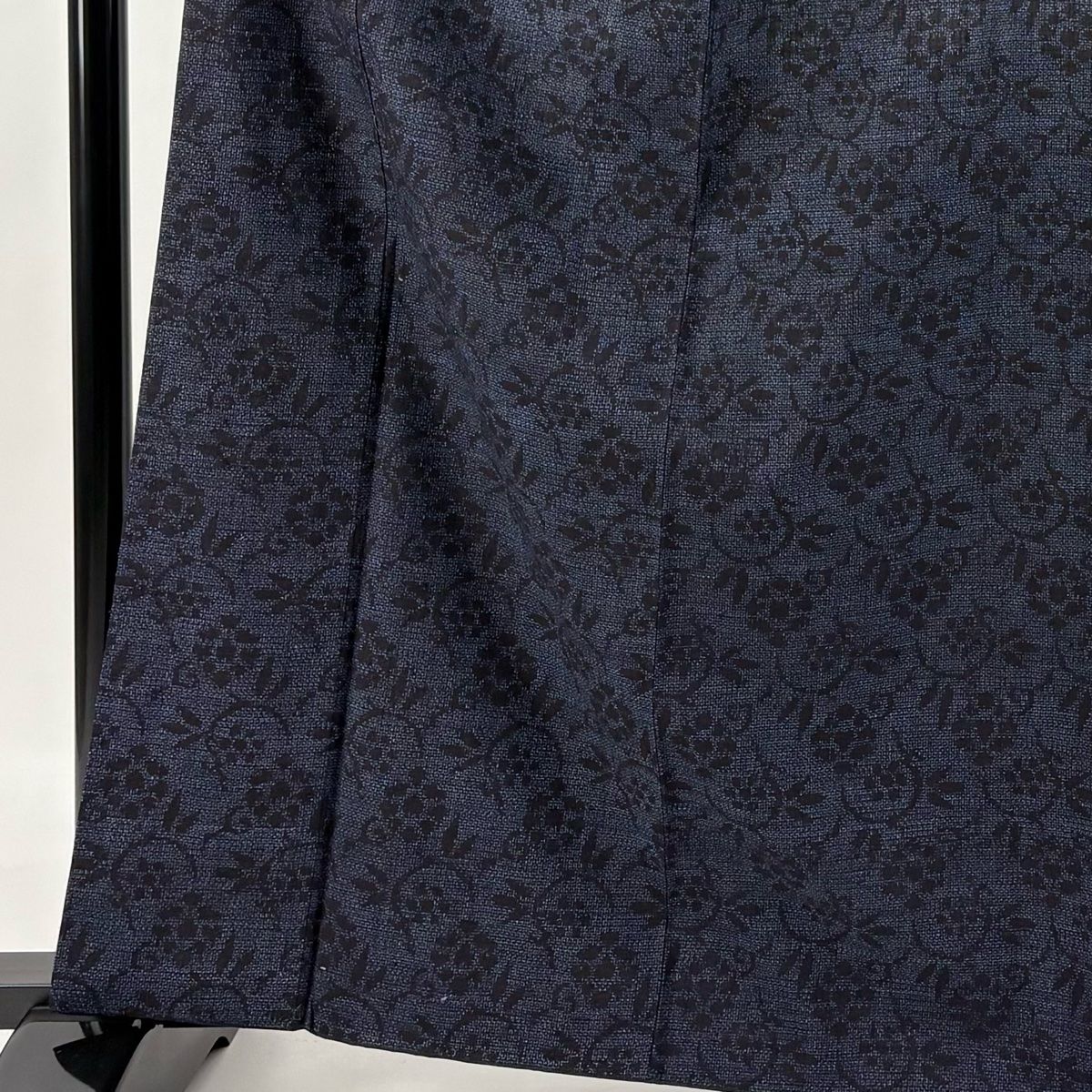 結城紬 身丈165cm 裄丈64cm M 袷 本場結城紬 証紙 花唐草 亀甲絣 紺色  