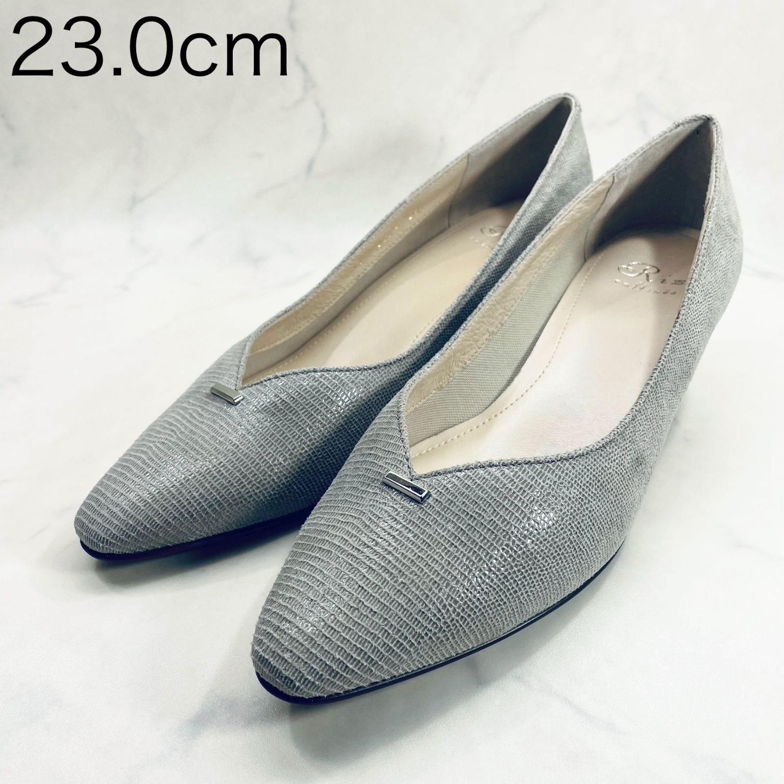 リズラフィーネ Vカットリザードプリントパンプス 23.0㎝ ライトグレー