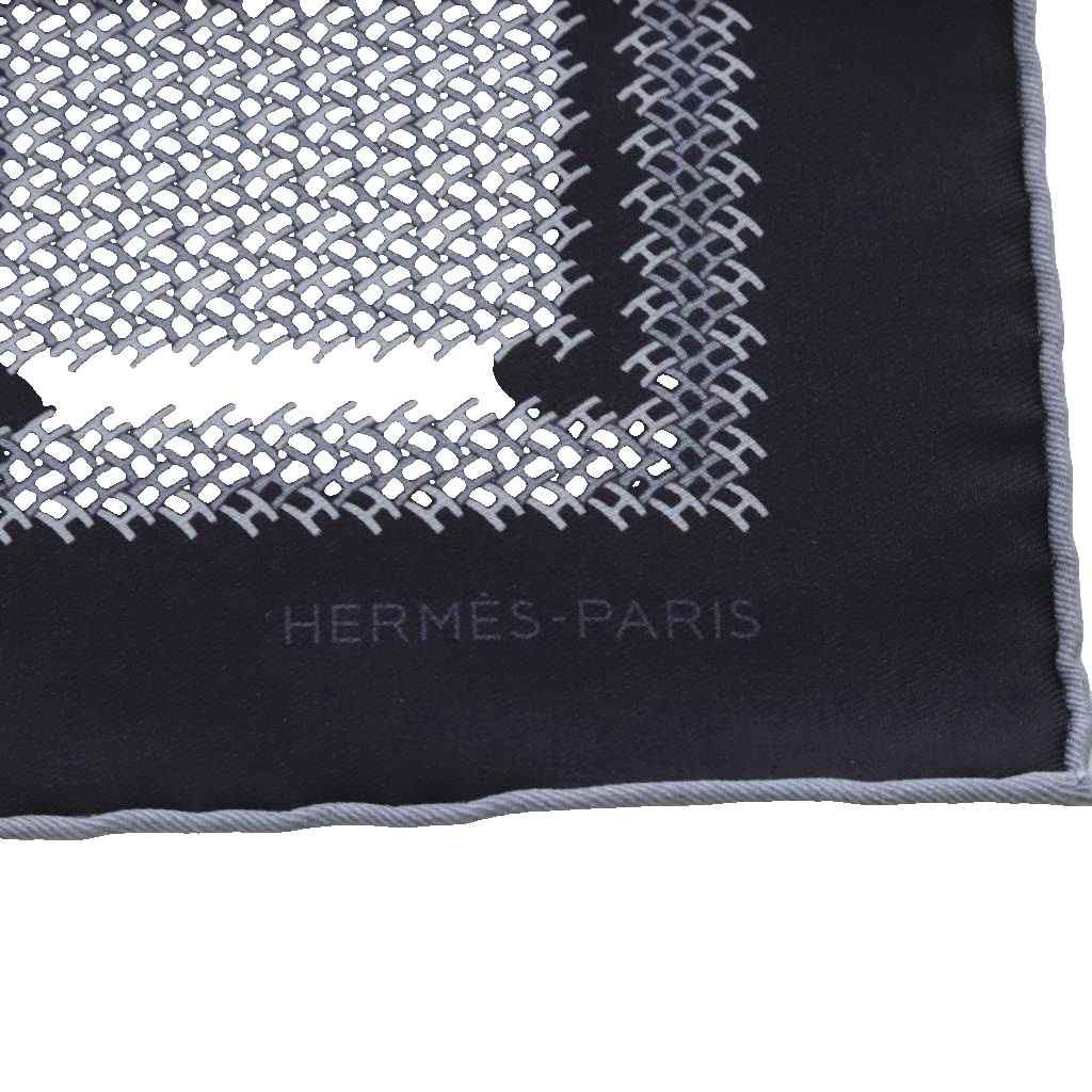 HERMES ネイビー シルクプチカレ　 ポケットチーフ　ハンカチ パターン柄 エルメス HERMES ハンカチ ポケットチーフ H柄 シルク グレー
