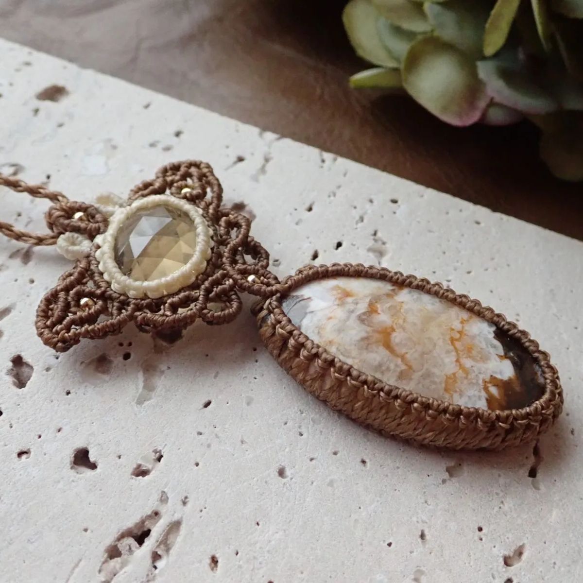 998】レジン マトリカリア ネックレス ペンダント ハンドメイド 秋桜