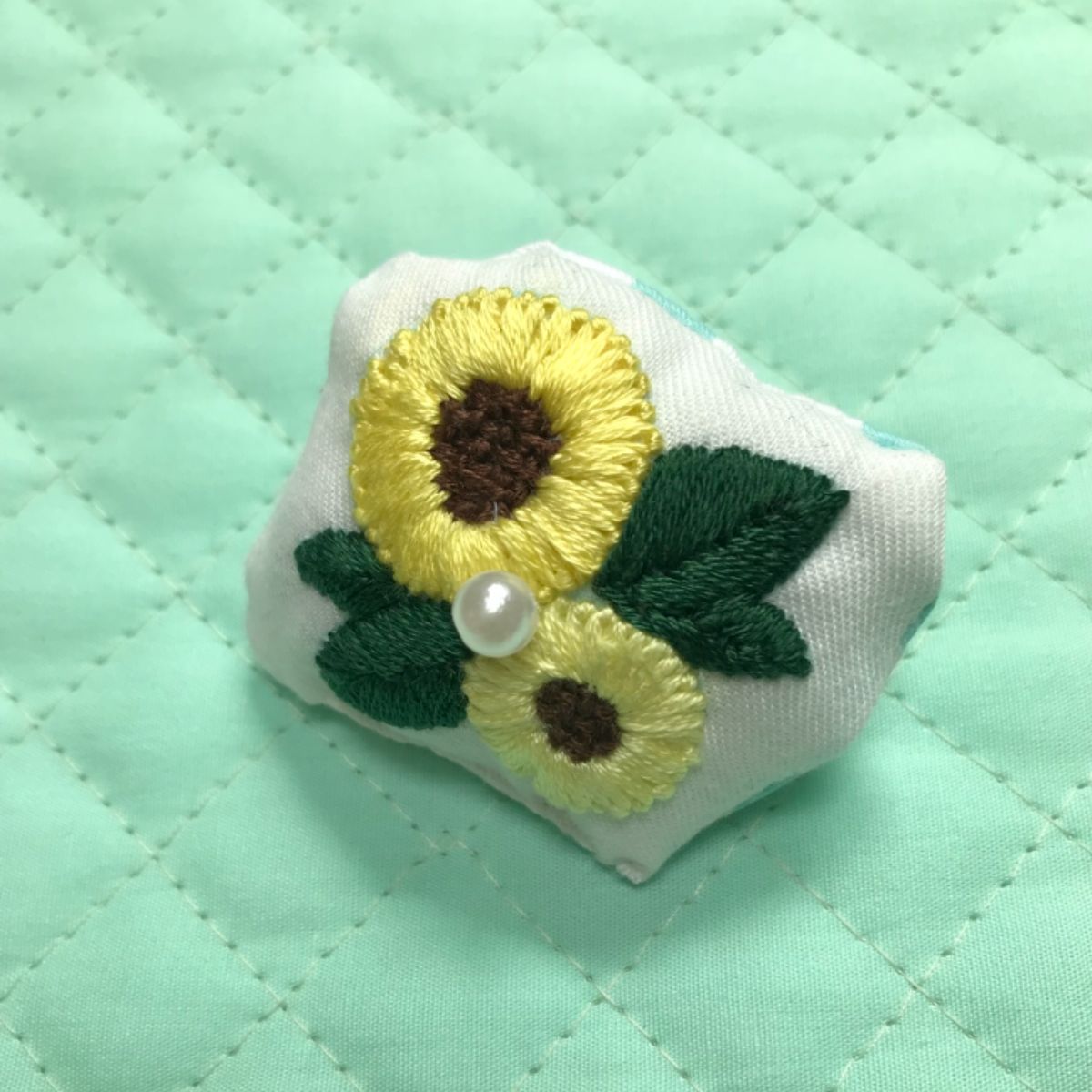 刺繍ブローチ