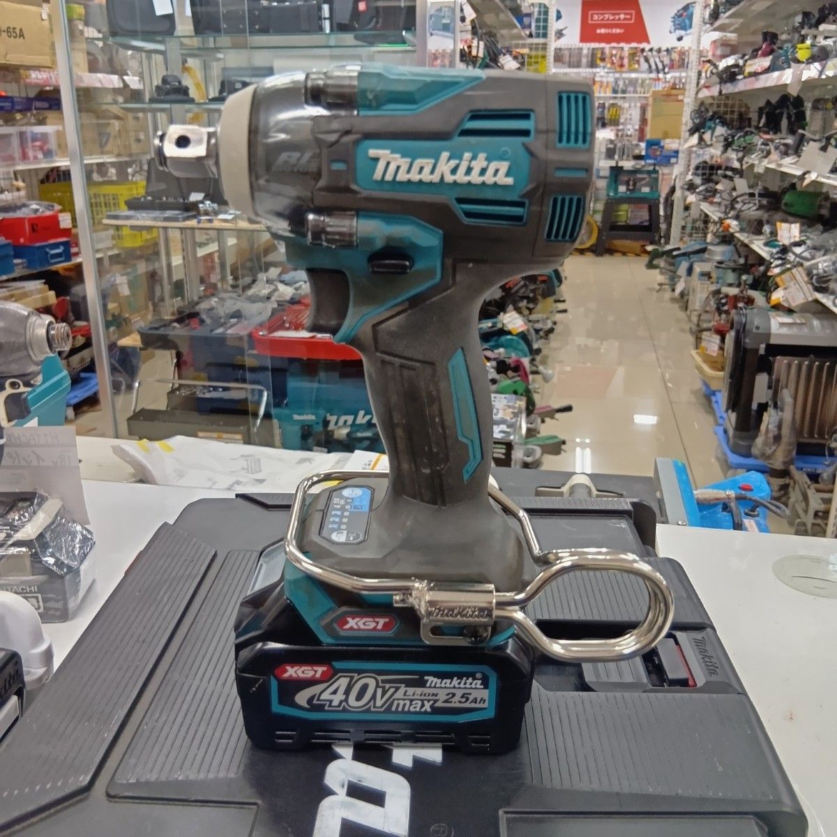 MAKITA マキタ TW004GRDX ブルー 工具 締め付け工具 インパクトレンチ ブルー 程度B 充電器 充電池2個 ケース付 コードレス式 40v 2.5Ah 0006912Y 使用感有