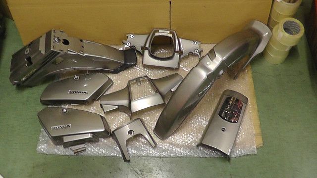 カブ 50 FI カスタム AA01-1756xxx の 外装セット 傷 1747372901