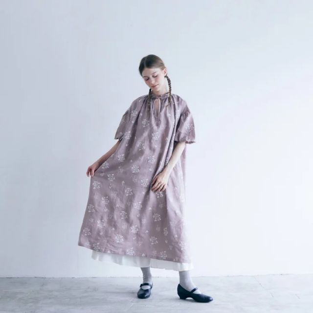 MAGALI | TSUBOMI リネン バルーン袖ペザントワンピース モーヴピンク | ワンピース マガリ