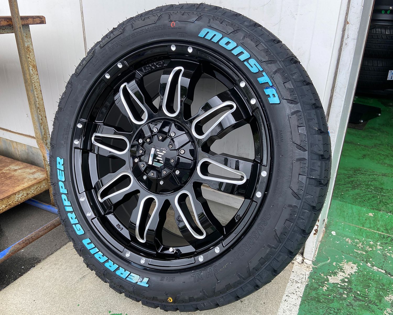 ナイトロ ラングラー グラチェロ エクスプローラー 20インチ タイヤホイールセット MONSTA TERRAINGRIPPER ホワイトレター  265/50R20 285/50R20 285/55R20 オフロード仕様お勧め♪ - メルカリ