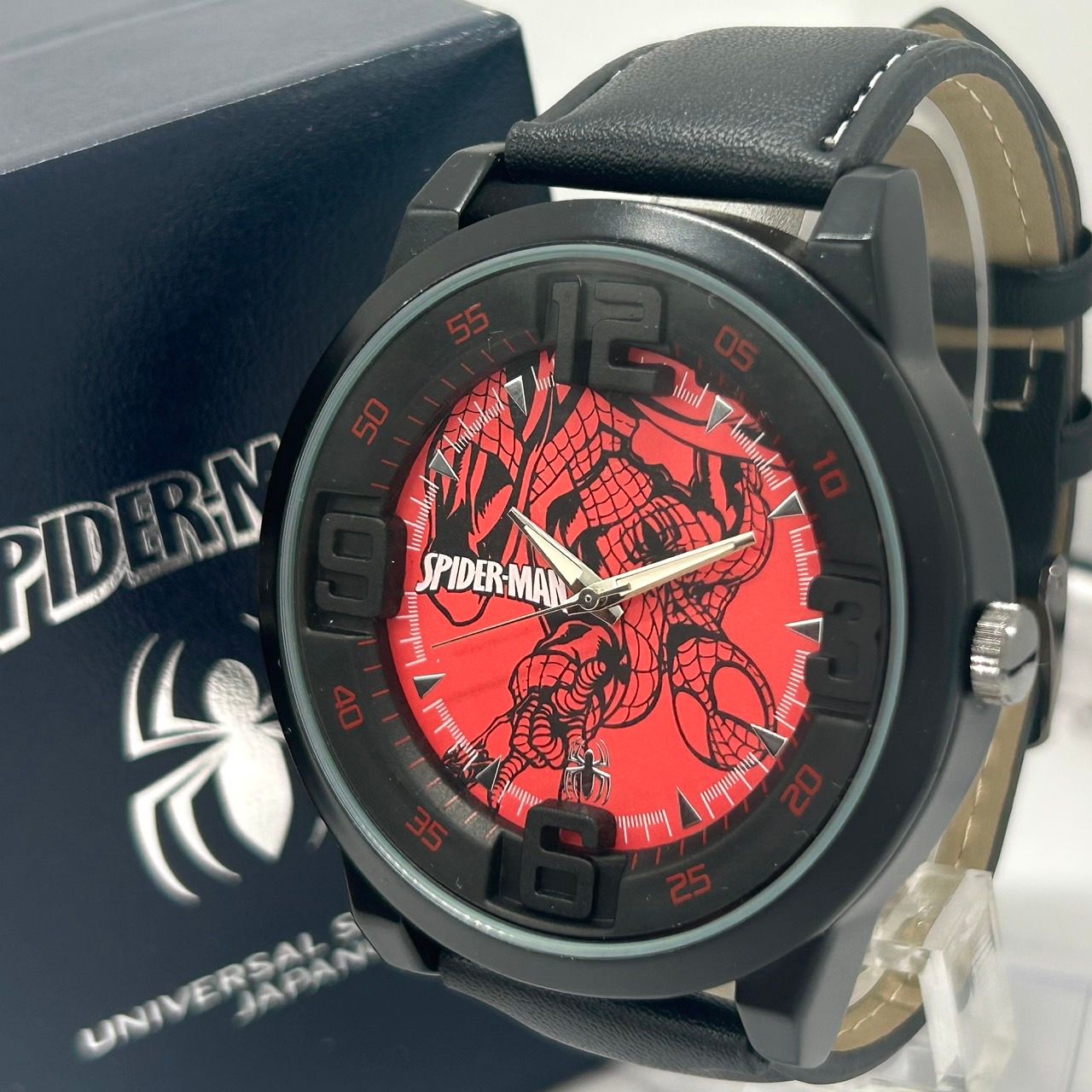 軽度な使用感 新品電池交換済み USJ スパイダーマン マーベルコラボ 腕時計 アナログ 赤文字盤 黒 ラウンド メンズ レディース 保存箱付き