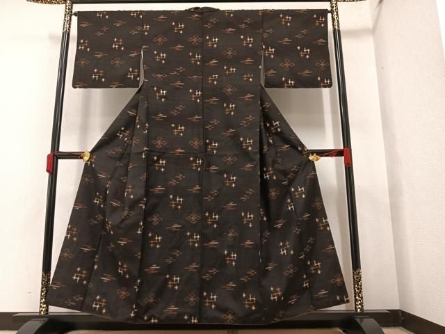 平和屋着物○国指定重要無形文化財 本場久米島紬 手織 琉球絣文様 正絹