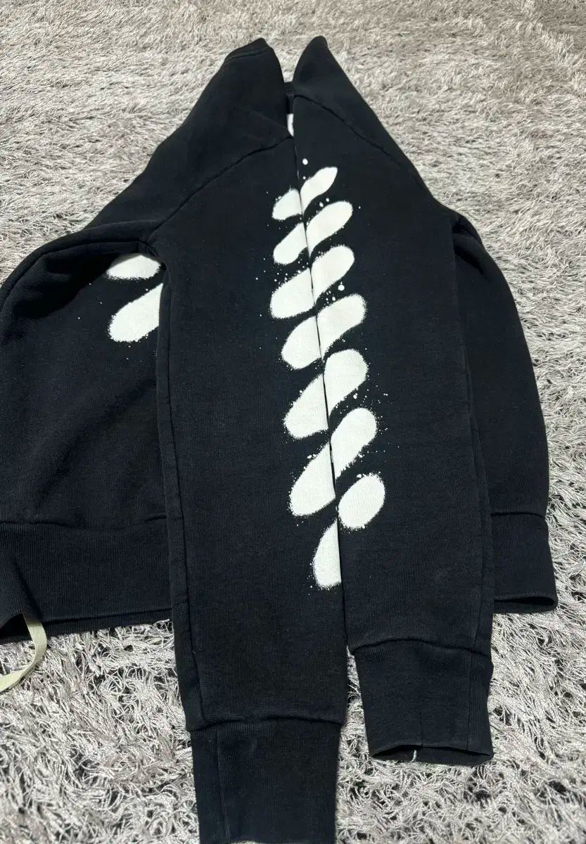 Off-White オフホワイト