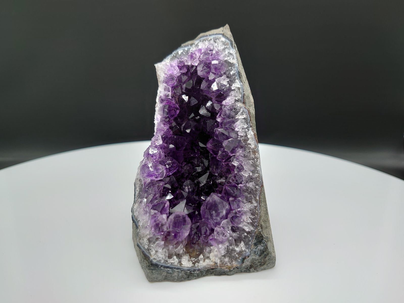 高品質アメジストクラスターカットベースポリッシュ：美しい天然石デコレーションの最適な選択