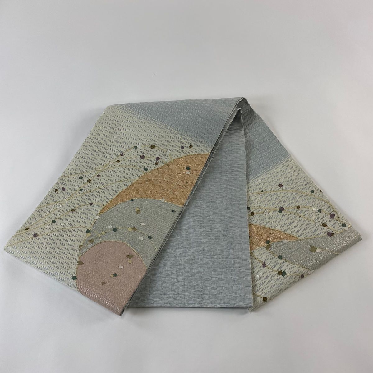 灰白色に幾何学模様のお太鼓柄　白山工房牛首紬袋帯 証紙あり 純一郎 正絹 中古 灰白色に幾何学模様のお太鼓柄 白山工房牛首紬袋帯 証紙あり 純一郎