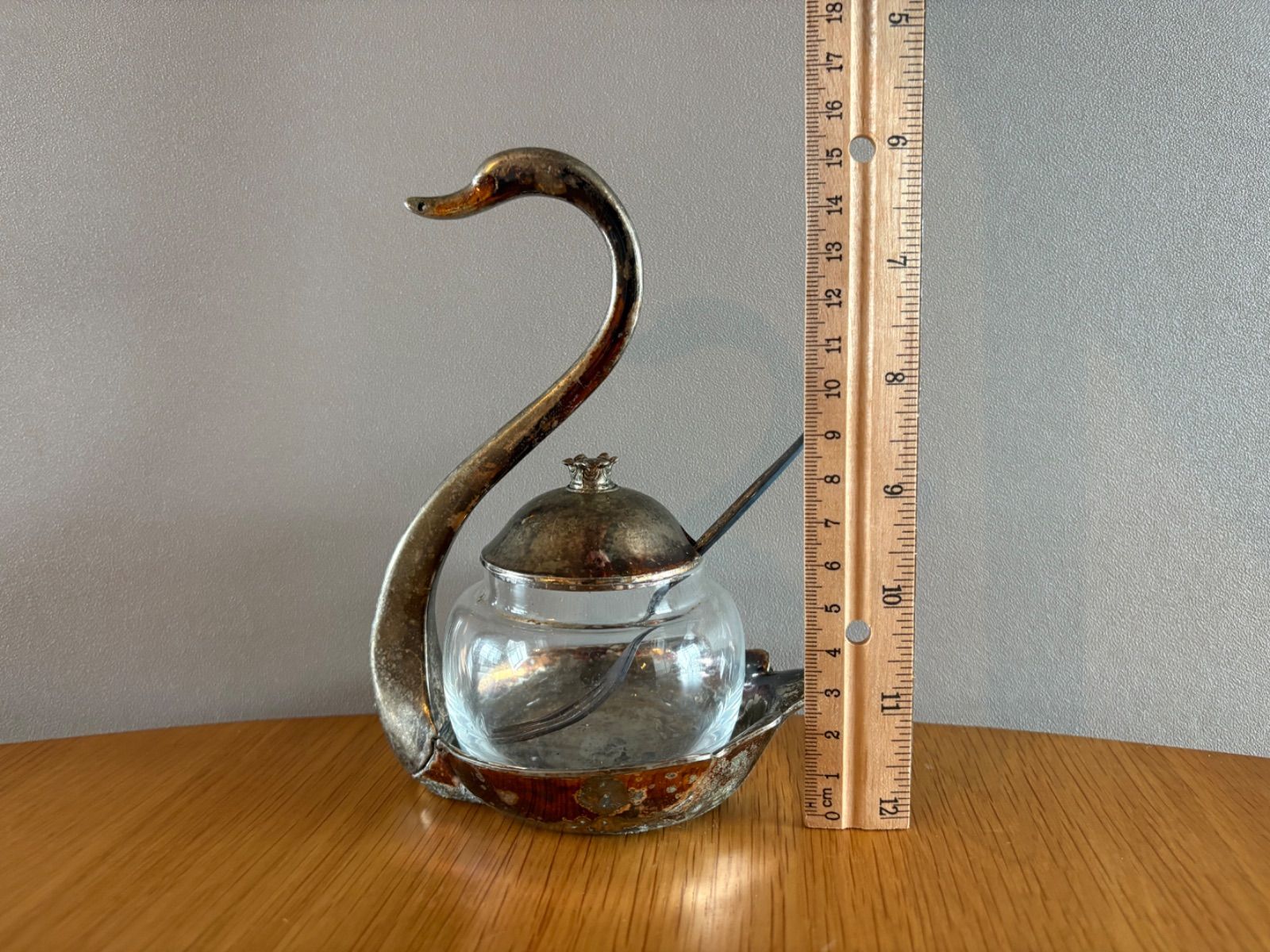 ヨーロッパの古い白鳥の形をしたシュガーポット