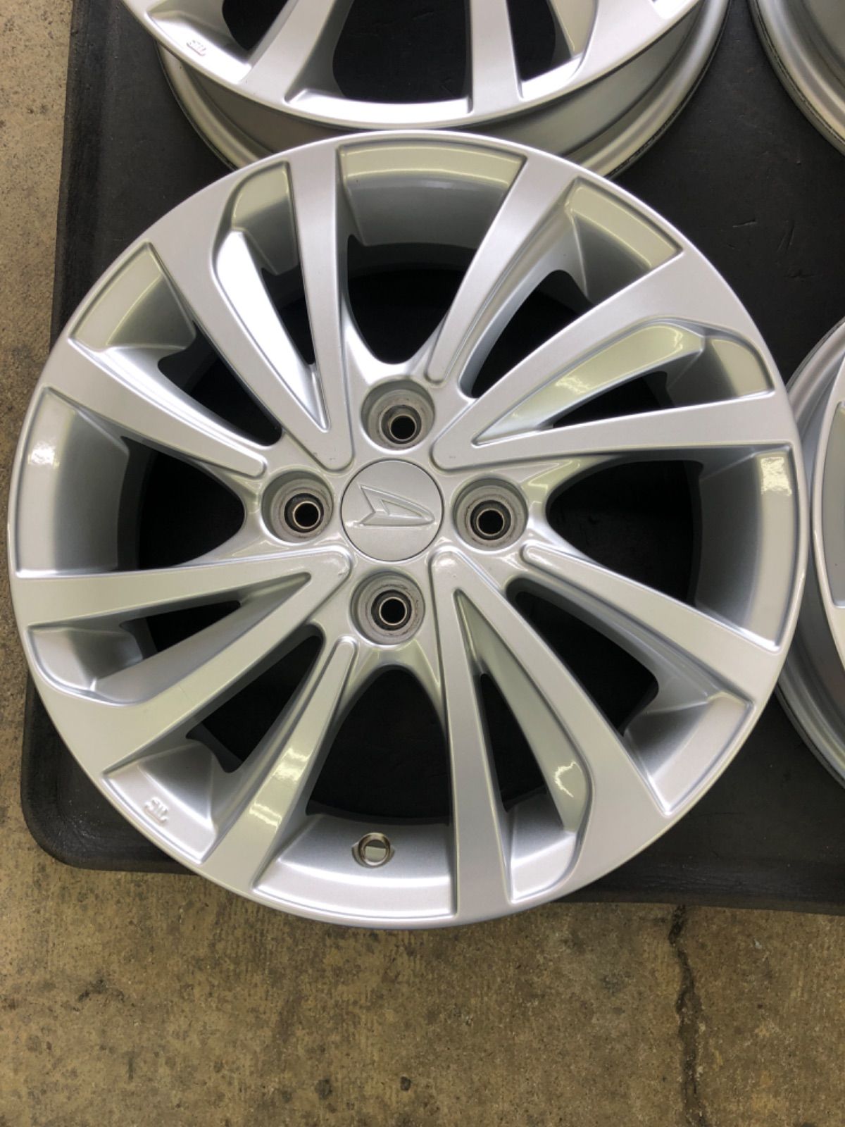 ダイハツ　DAIHATSU　純正　タフト　キャスト　美品　15インチ　ホイール バリ溝 美品】ダイハツ タフト 純正 15in 4.5J +45 PCD100
