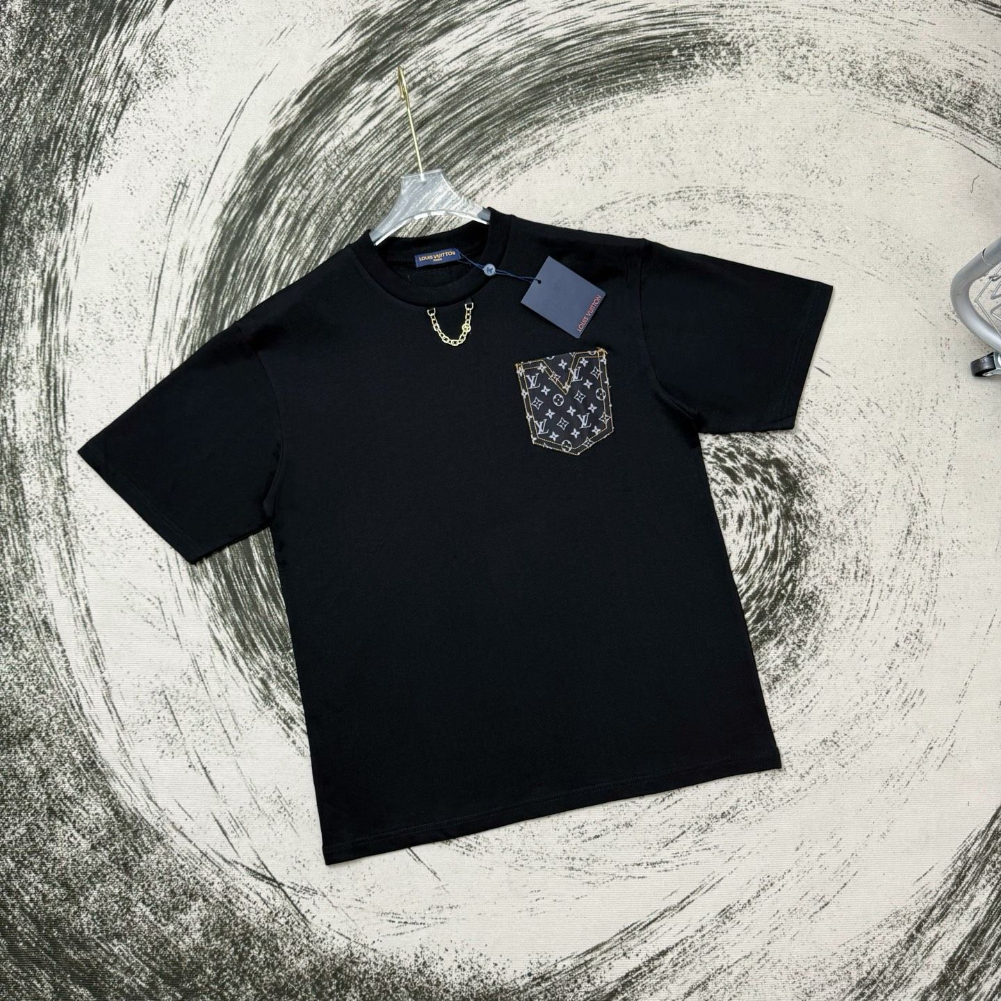 【胸元のポケットが上品で魅力的♪】Louis Vuitton★Tシャツ 今日特価】LOUIS VUITTON チェーンポケットパッチ T シャツ