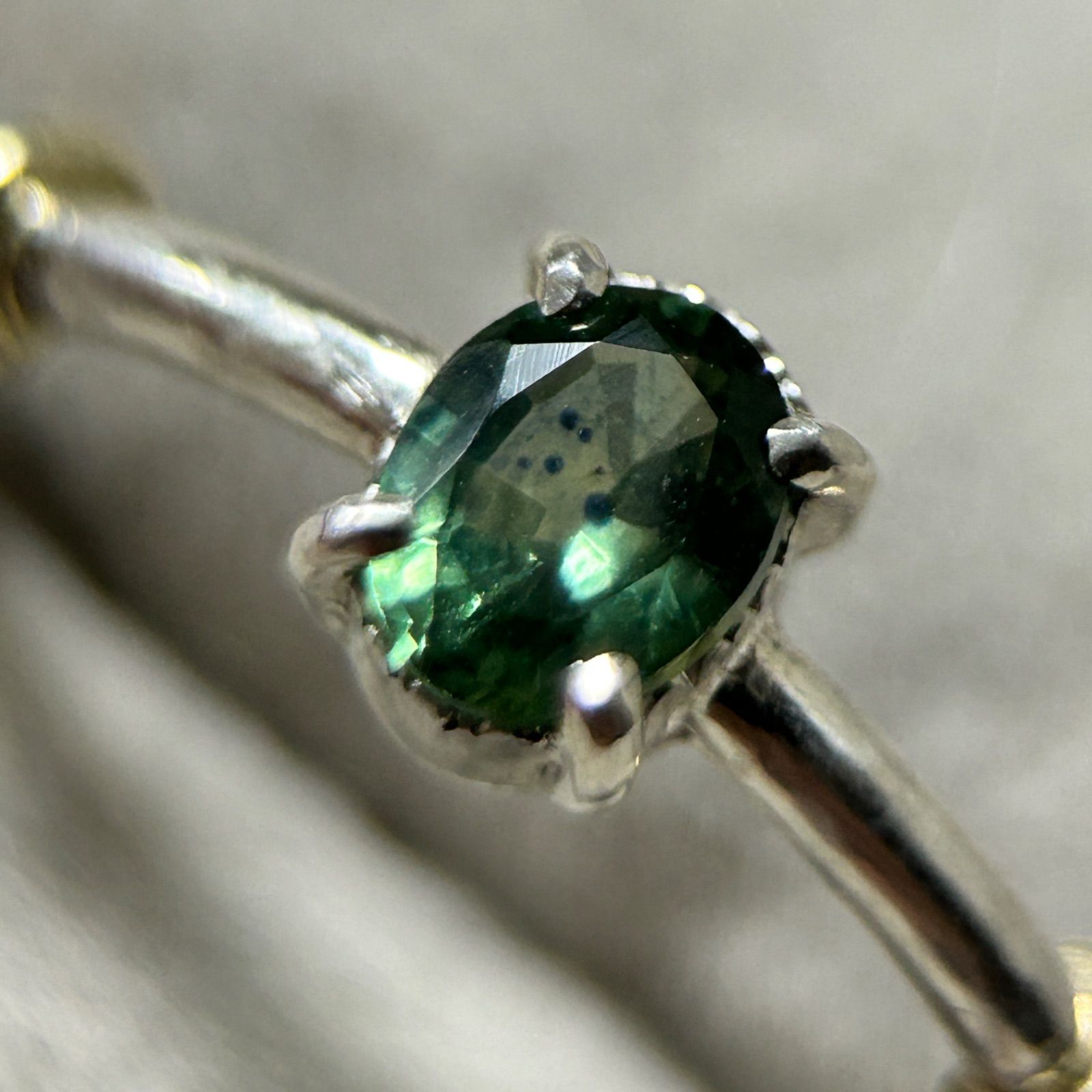 青のインクが滴る深緑色のモンタナサファイアK10小ワッカシルバーリング10.5号 青のインクが滴る深緑色のモンタナサファイアK10小ワッカシルバー