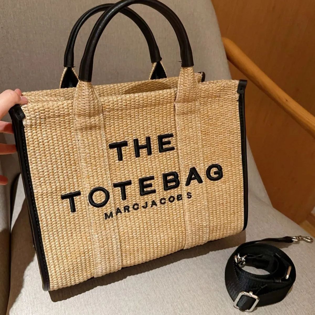 マークジェイコブス Marc Jacobs バッグ トートバッグ the traveler tote bag グラフィック ロゴ トート  ショルダーバッグ 斜め着用 ラフィア編み 並行輸入品