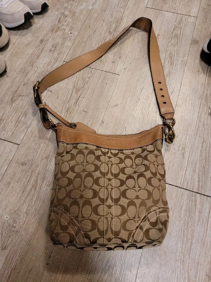 COACH(コーチ) シグニチャー ショルダーバッグ ブラウン - メルカリ