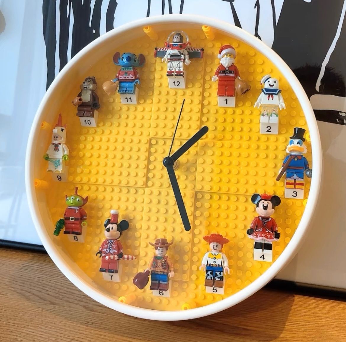 LEGO レゴ レゴ風 時計 壁掛け時計 ミッキー ミニー リトルグリーンメン トイストーリー チップとデール スティッチ ドナルド ウッディ バズ クリスマス 季節 ブロック 知育玩具 商品 フィギア インテリア ディズニー 黄色 白枠 単三電池