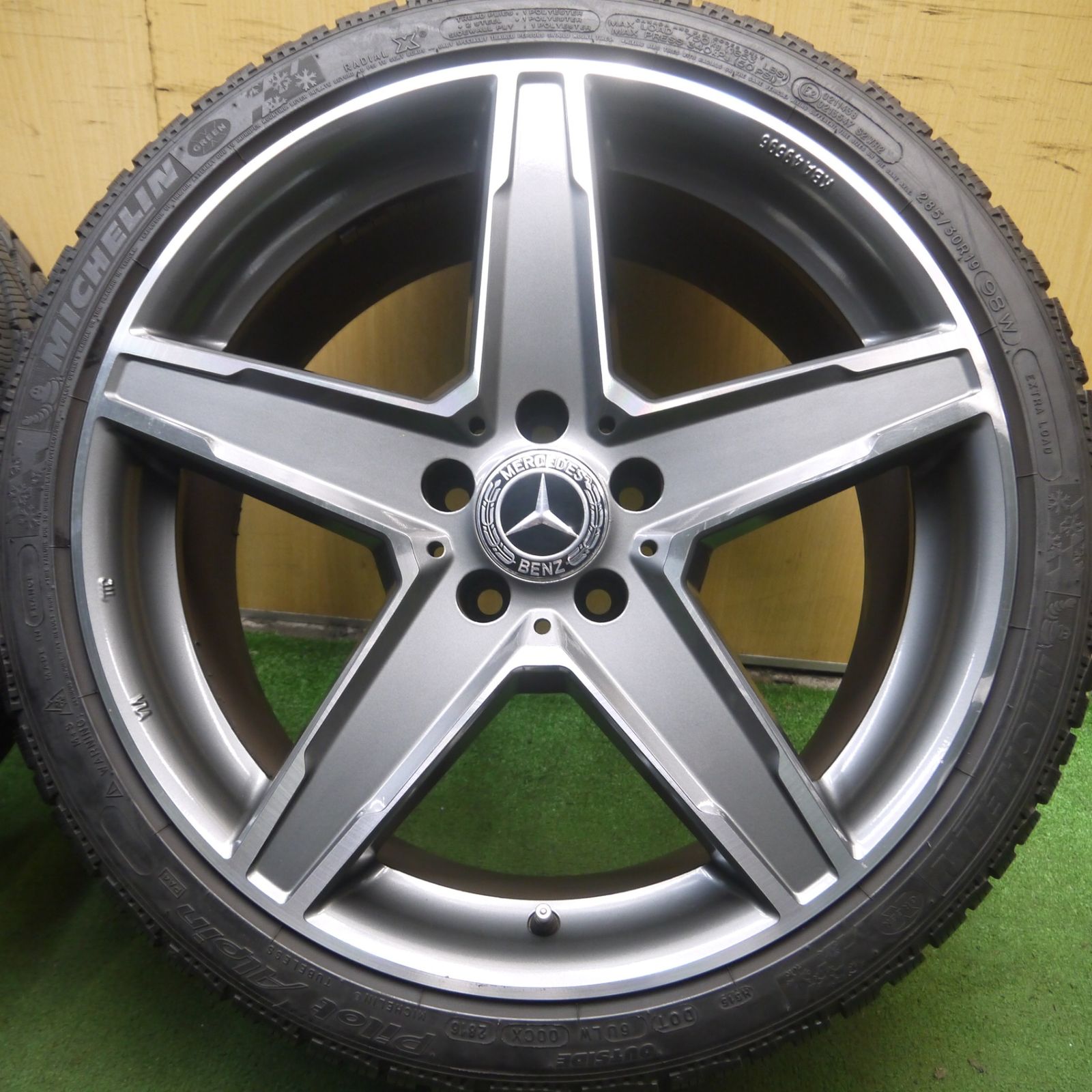 送料無料* バリ溝！キレイ！8.5分☆ベンツ等 MAK STERNA 255/35R19 285 