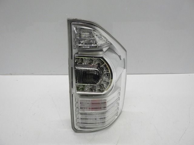 コーティング加工済　トヨタ　ZRR70/75　ヴォクシー　後期　キラメキ　右テールレンズ　28-220　230123047