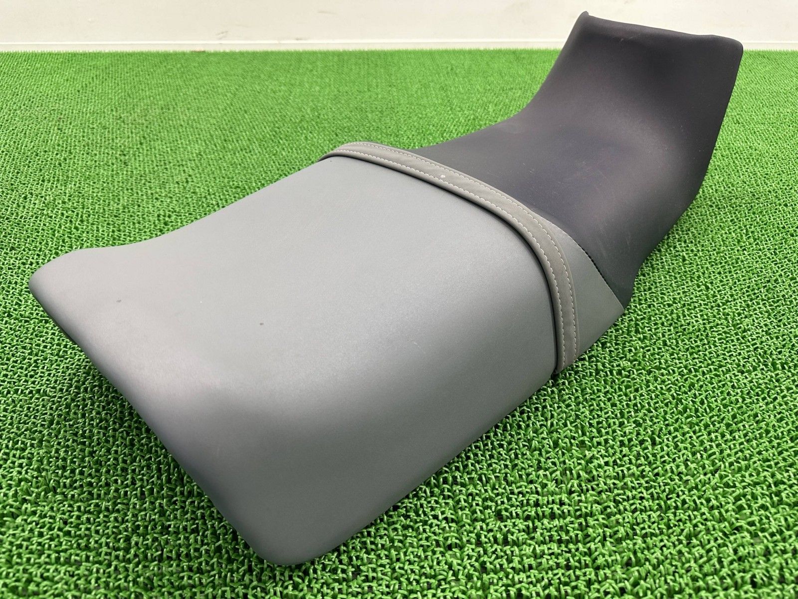 GSX400Sカタナ シート 46D スズキ 純正 バイク 部品 GK77A KATANA シートバンド ステー付 破れ無し 車検 Genuine oR