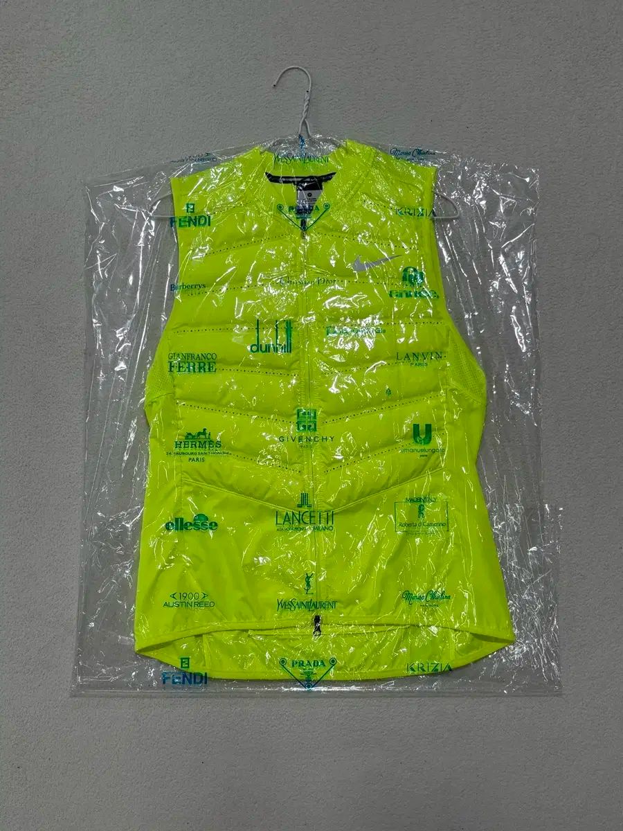 送料無料です。 Nike ナイキ エアロロフト 軽量ダウン 蛍光 ネオン 95 サイズ 全国送料無料でお届け☆ 。