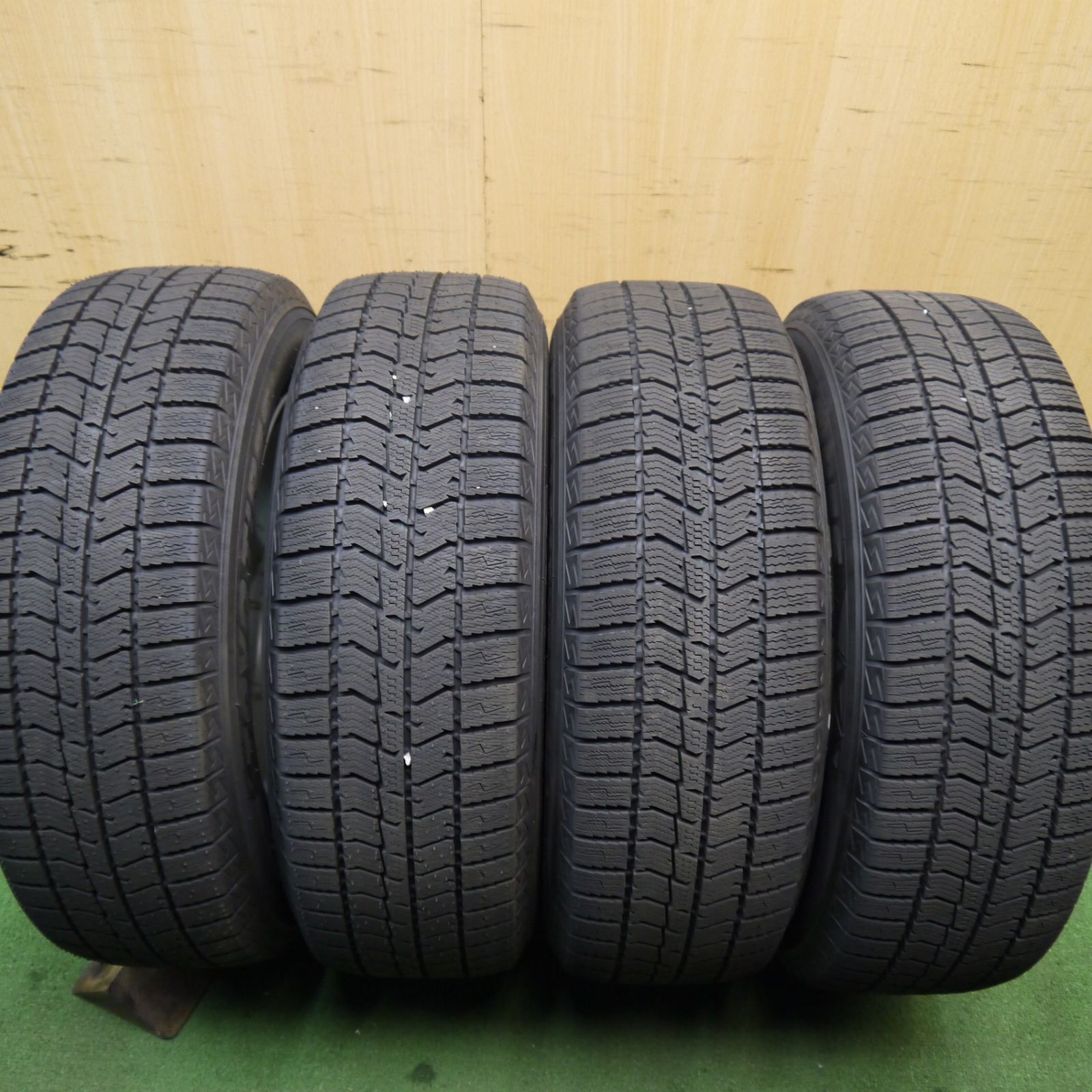 バリ溝 2024年製 スタッドレス195/65R15とアルミセット プリウス等にも