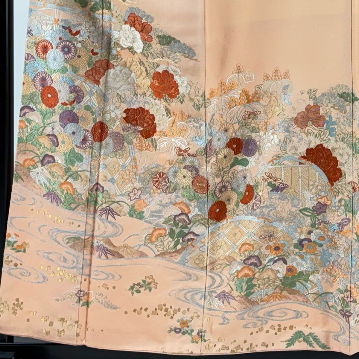 訪問着 身丈156.5cm 裄丈64cm M 袷 落款 牡丹 流水 金糸 刺繍 薄オレンジ 正絹 秀品 一つ紋