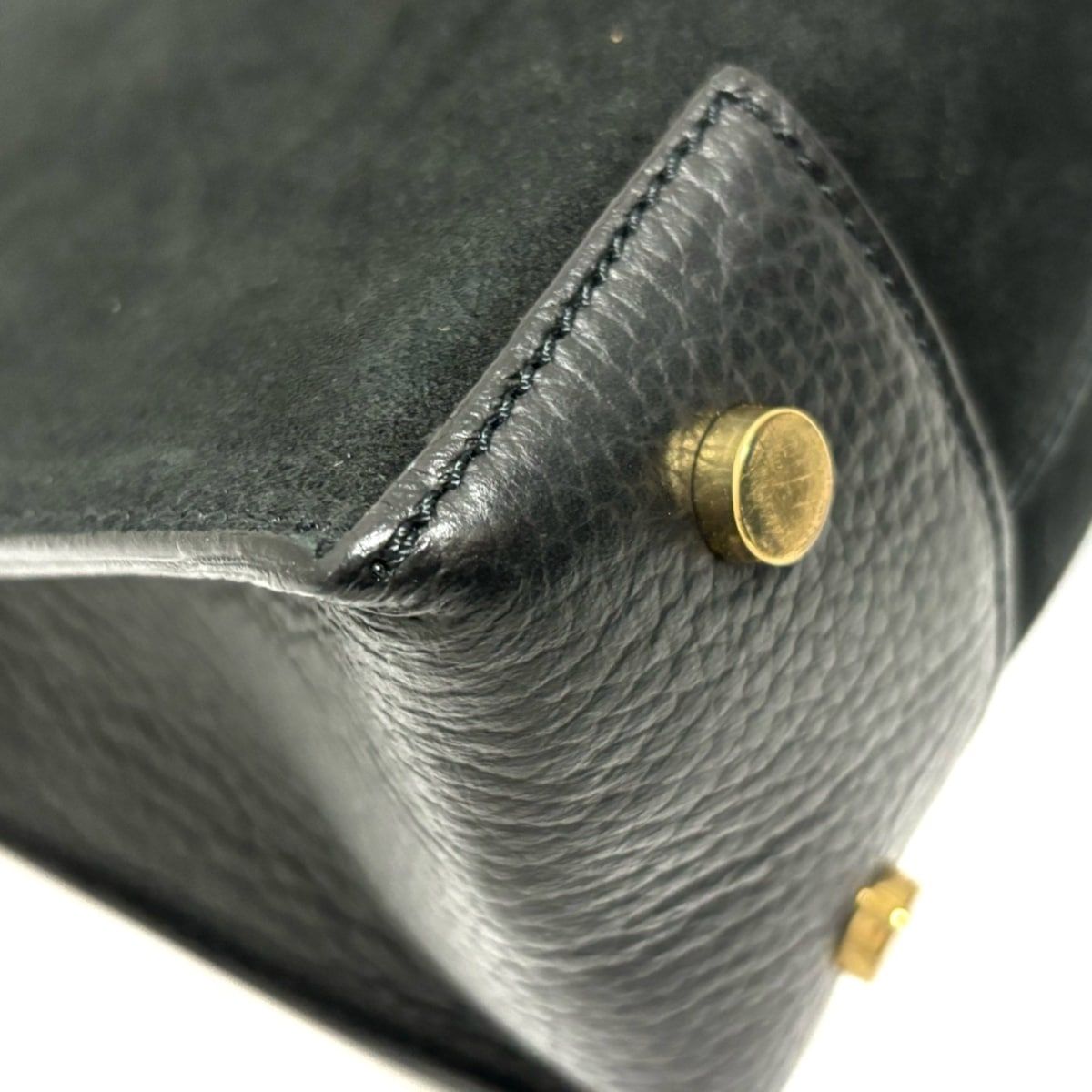 IACUCCI(イアクッチ) ハンドバッグ美品 黒×ゴールド スエード - メルカリ