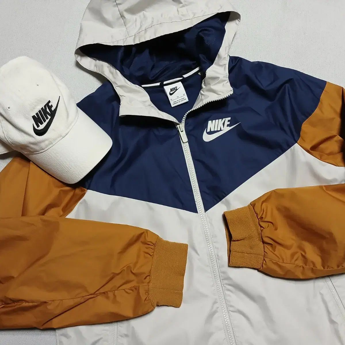 Nike(ナイキ） nike ウインドブレーカー ジャケット ウインドランナー