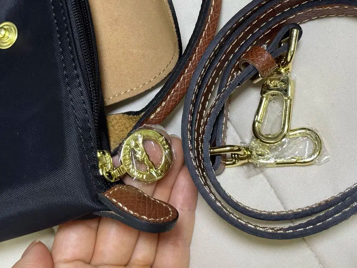 LONGCHAMP ロンシャン ミニポーチ ストラップ付き レザー クロコ型押し