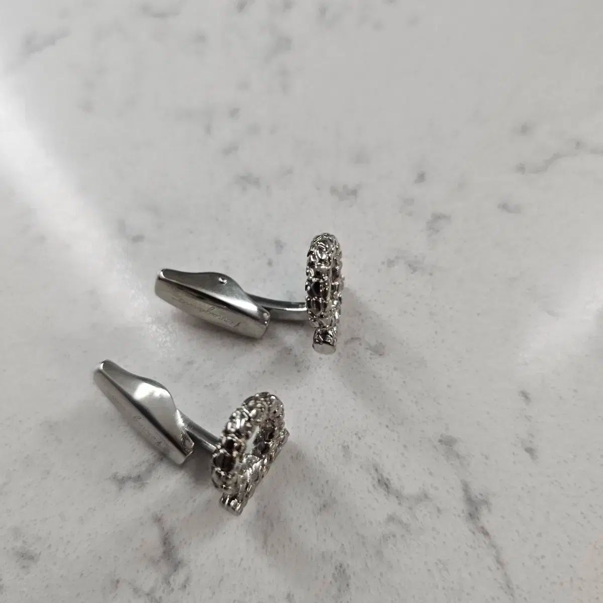 フェラガモ カフスボタン