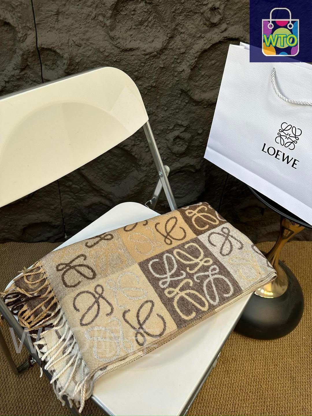 新品未使用 LOEWE グレー スカーフ ロエベ 袋付き レディース ロゴ入り Loeweロエベの秋冬シンプルなグレーのスカーフ|本日限定特価