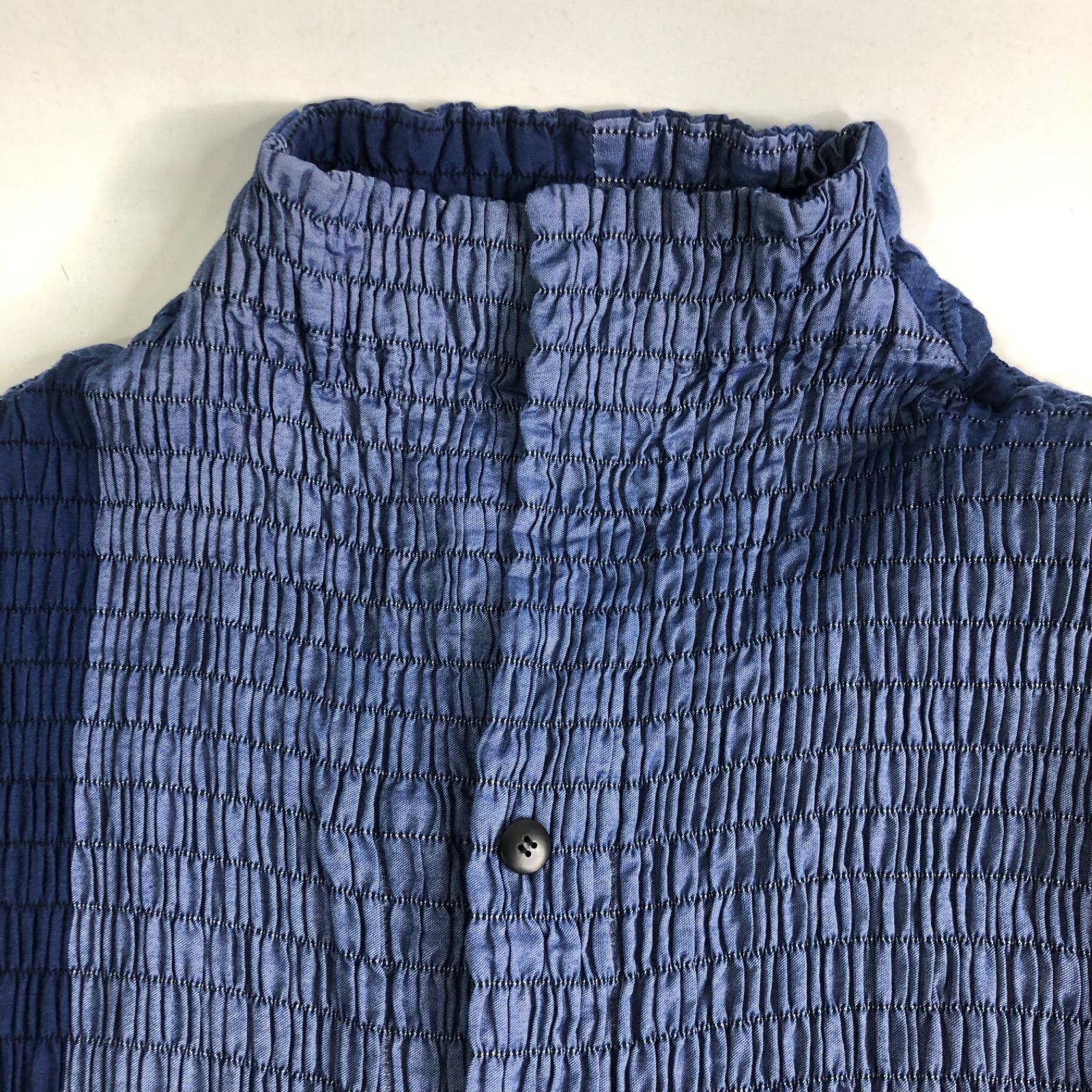 A1024-27-8 ISSEY MIYAKE イッセイミヤケ ブラウス プリーツ加工 しぼり 長袖 シワ加工 M ブルー-ブラック IM41FJ521 着丈65cm 身幅46cm