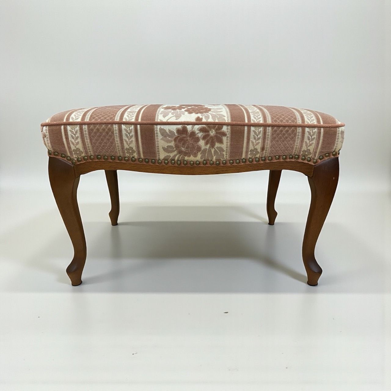実用的な maruni マルニ Maximum マキシマム アンドリュー スツール オットマン 足置き 椅子 マホガニー材 鋲打ち 猫脚 アンティーク ヴィンテージ
