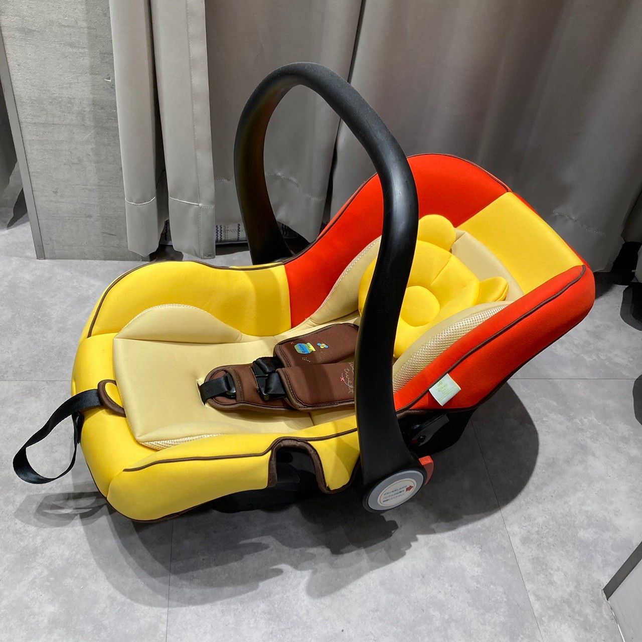 Disney ディズニー くまのプーさん チャイルドシート ファースト