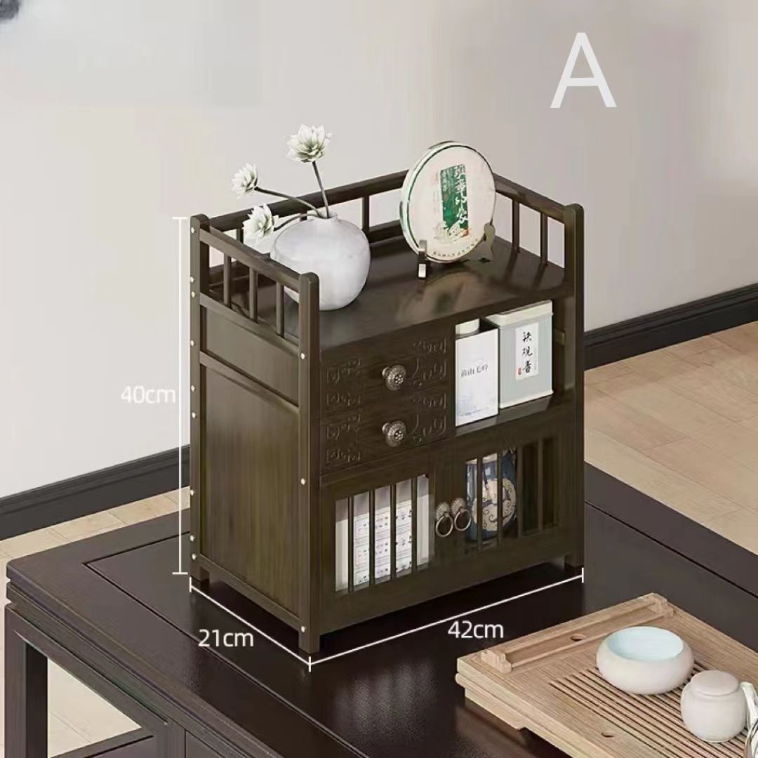 机の上の小型茶道具と茶葉の展示台、古董格子、茶碗の収納と置物