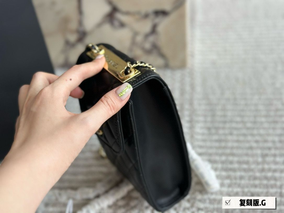 今日特価】Chanel Early Autumn Phone Pouch 秋のゆったり風