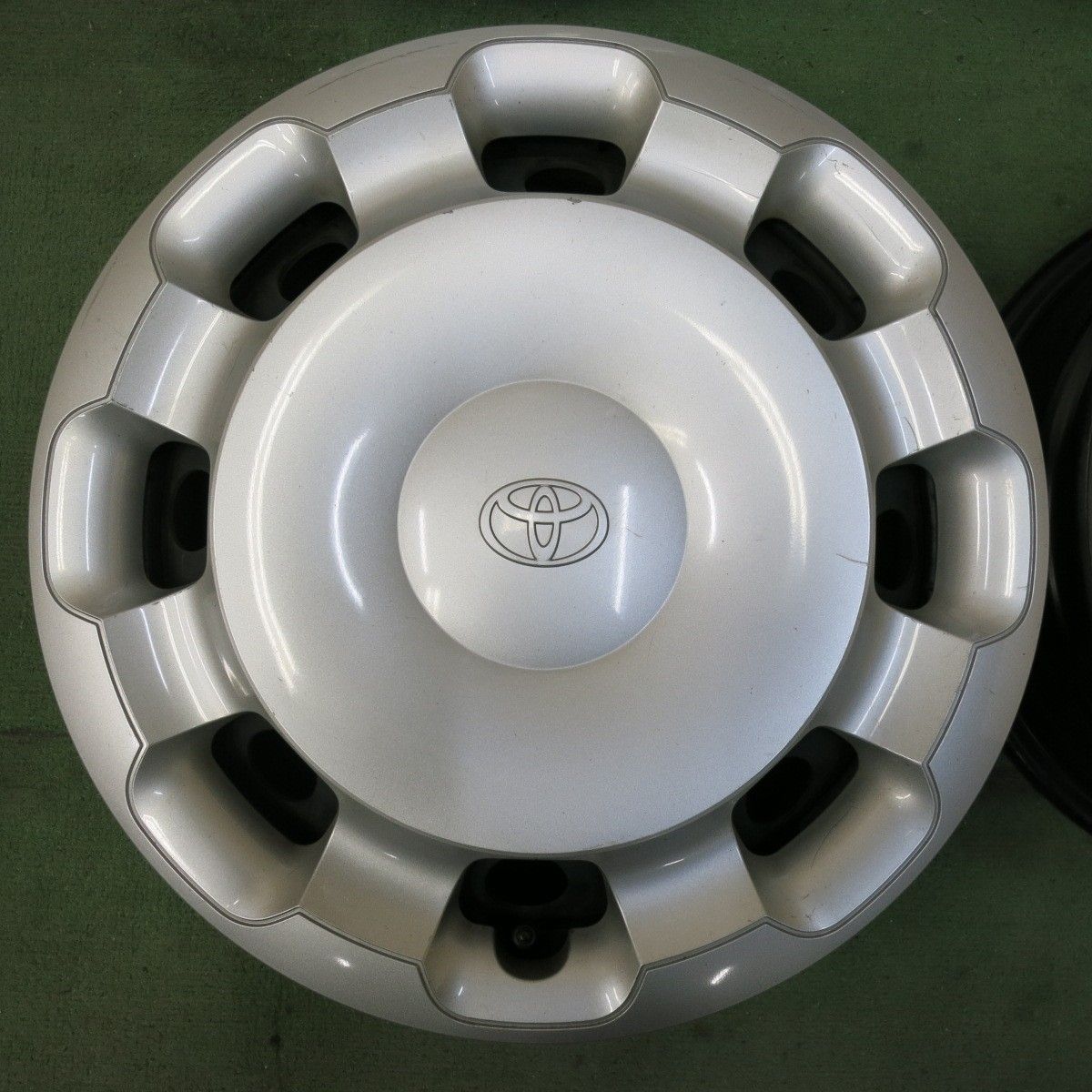 シエンタ　10系　純正 15インチ ホイールキャップ付　4本セット黒/シルバー シエンタ 10系 純正 15インチ ホイールキャップ付 4本セット黒