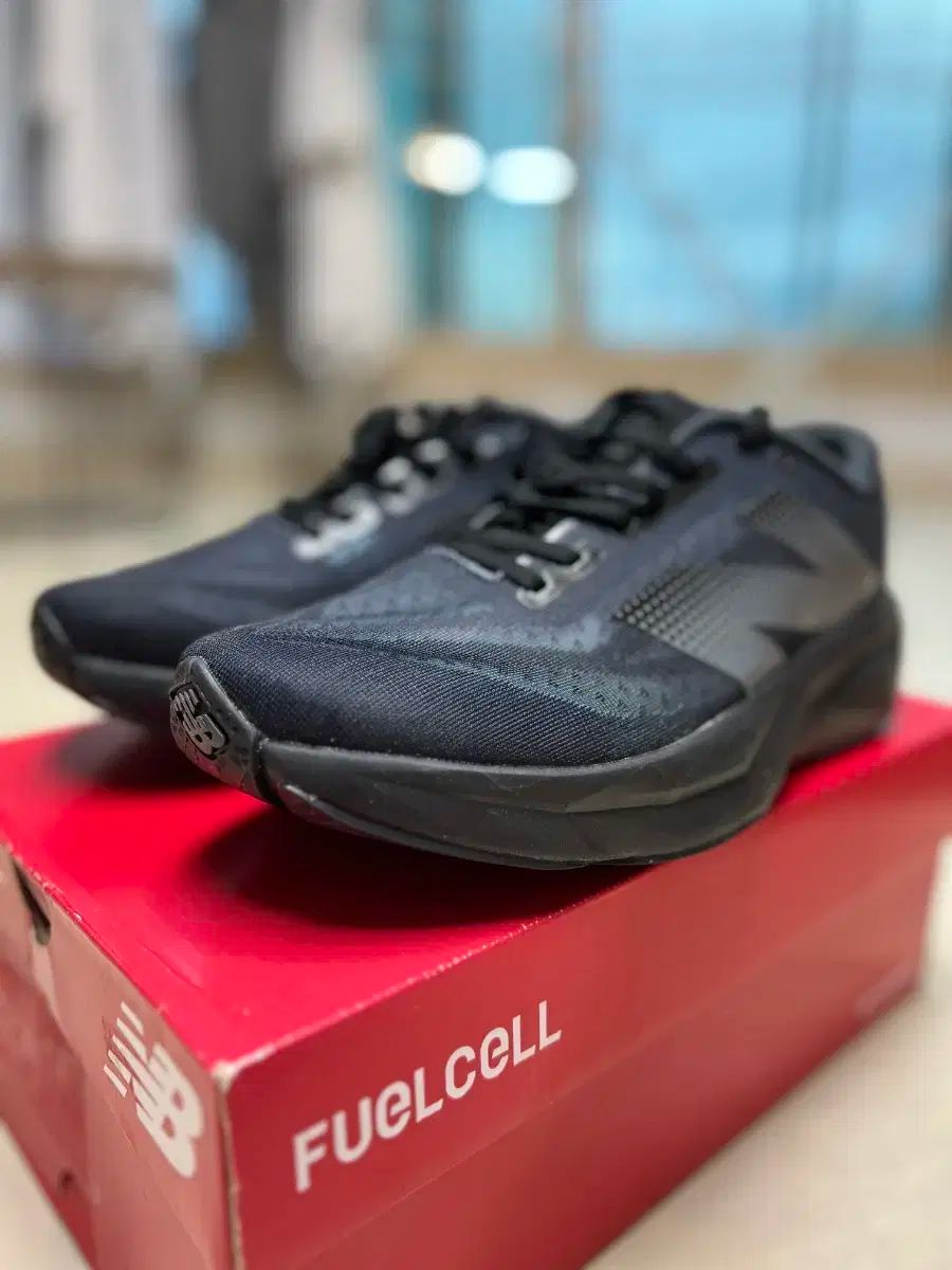 New Balance ニューバランス フューエルセル レベル v4 275mm