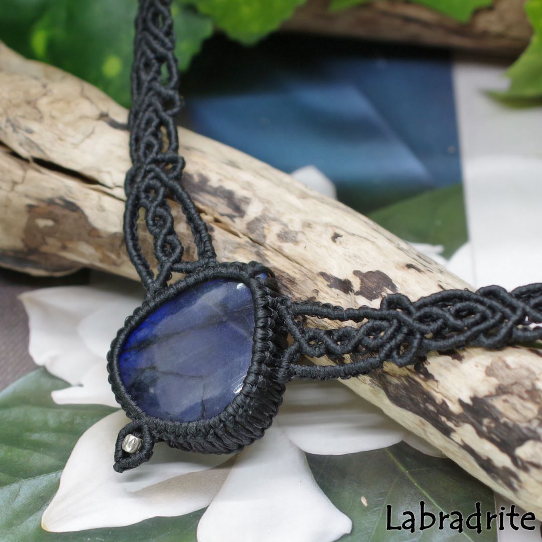 月と太陽を象徴する魔石『ラブラドライト』マクラメ編みトップ