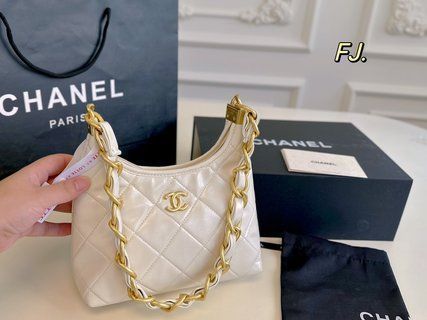 CHANELシャネル24 aオイルワックスレザー流浪ホボ脇バッグ