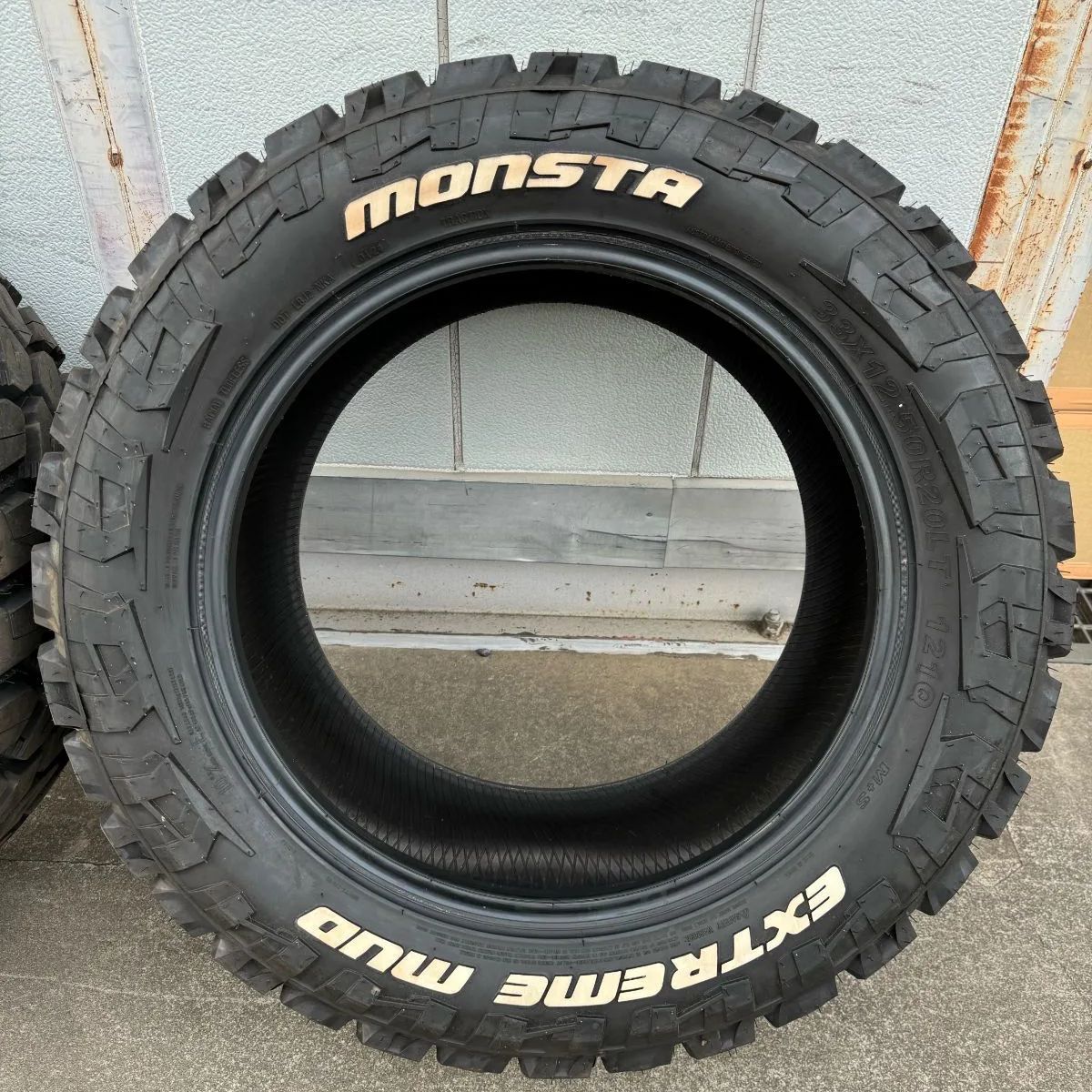 MONSTA EXTREME MUD 33×12.5R20 ホワイトレター 4本セット マッドタイヤ