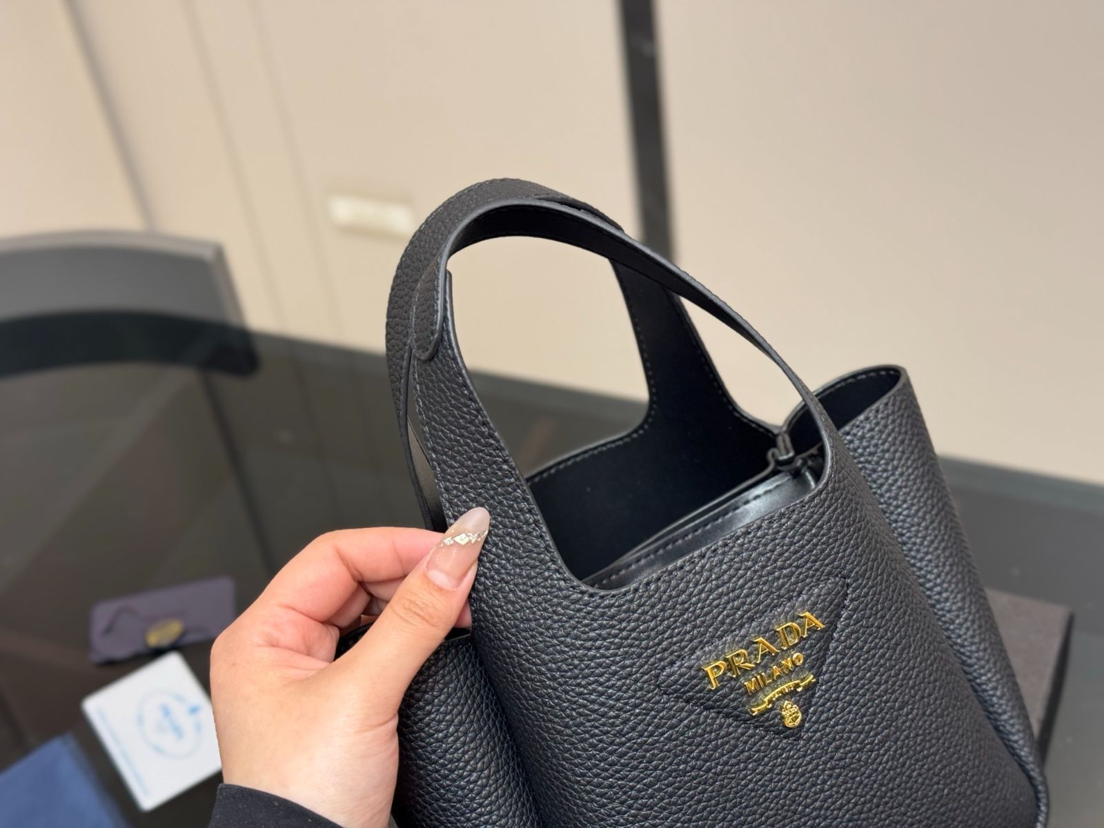 今日特価】Prada レザー トートバッグ！国内送料無料！限定在庫