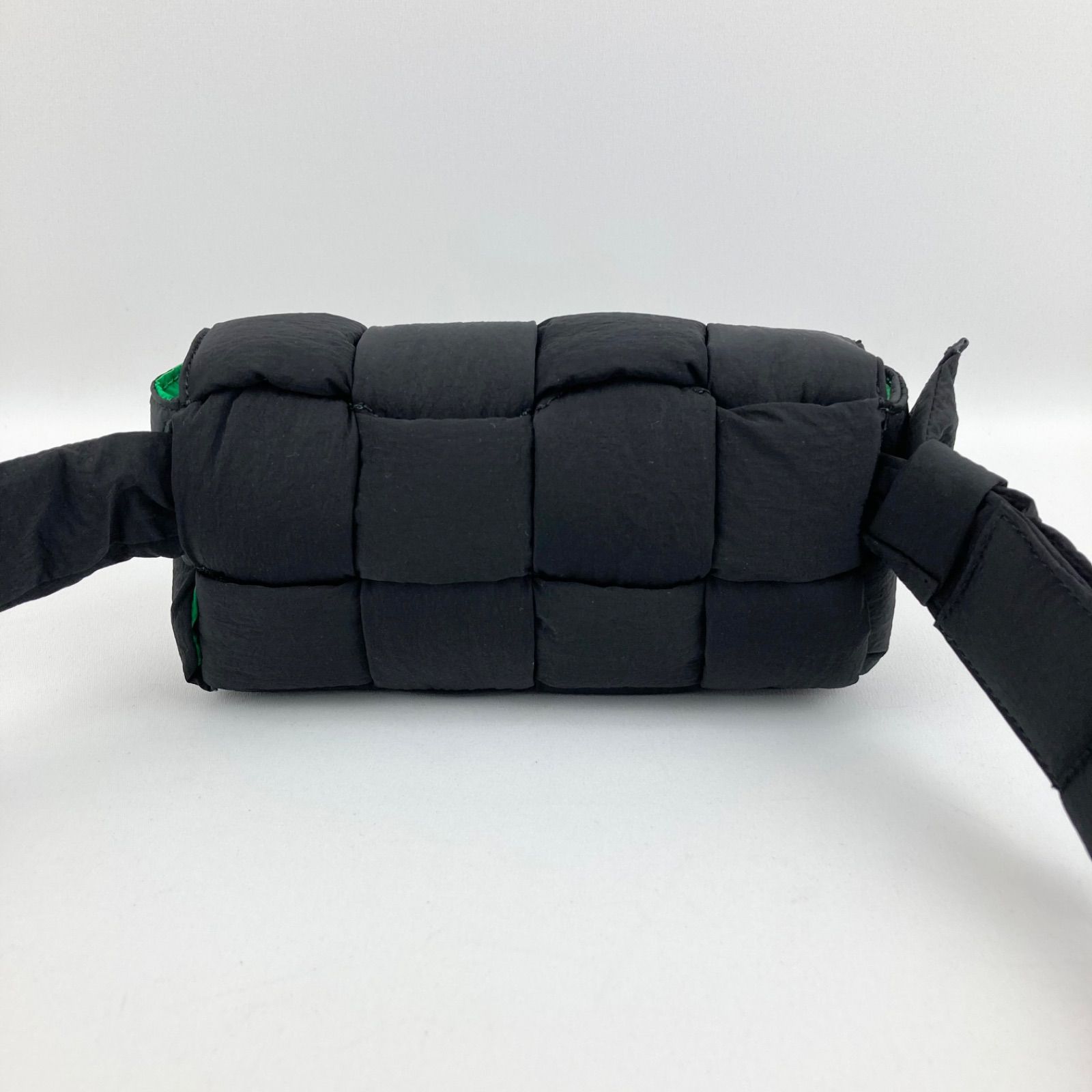 パデットテックカセット　ナイロンボディバッグ BOTTEGA VENETA（ボッテガ・ヴェネタ） ショルダーバッグ パデッド