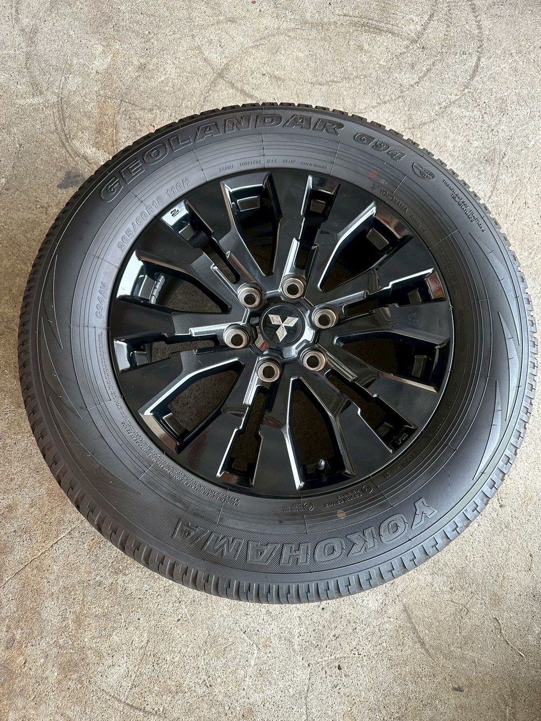 三菱 トライトン 純正ホイールとタイヤ4本セット 18×7.5J 139.7 6H ヨコハマ ジオランダー 265 60R18 YHTRI-04